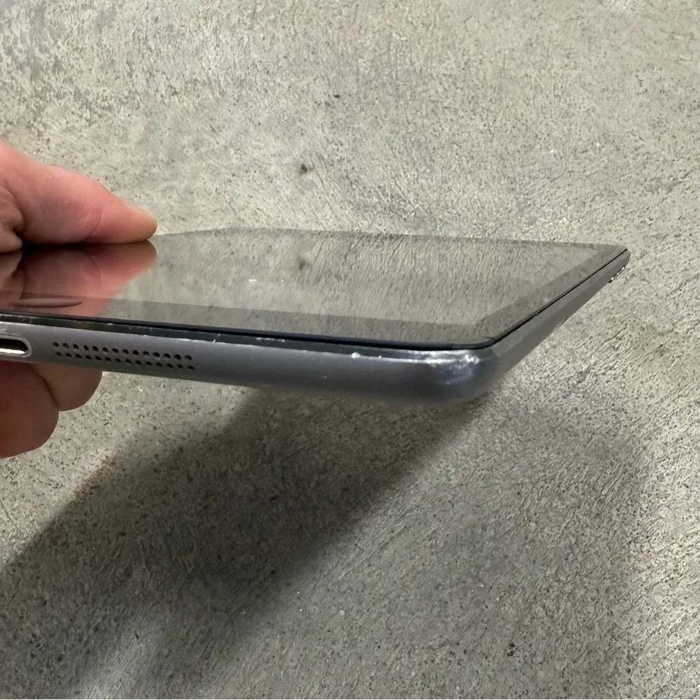 Apple iPad Mini 2 For Parts Cracked Screen No Display + New Cable